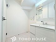 大きく見やすい三面鏡で清潔感ある洗面台。収納も多く、コスメ等もスッキリと仕舞えます。キッチンに隣接した位置関係ですので、家事動線もよく、ご家族のコミュニケーションが生まれ易い配置となっています。
