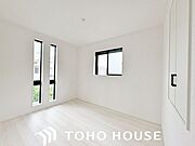 住まう方自身でカスタマイズして頂けるように「シンプル」にデザインされた室内。家具やレイアウトでお好みの空間を創り上げられます。