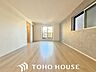 リビング/ダイニング：住まい探しは街探し。みんなが街探しのポイントにしているのは何？　第1位は過半数が支持した納得の 『交通の利便性』。続いて3割以上の人が『住環境』と『公園、緑地の充実』です。
