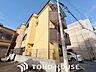 外観：陽光を効率よく取り込めるよう、窓の配置や建物の形状に配慮された設計。外からの視線を適度に遮りながらも、室内に明るい光と心地よい風を届ける工夫が外観デザインからも見て取れます。
