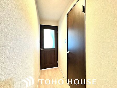 各部屋へと続く廊下は、住まいの動線をスムーズに。すっきりとしたデザインで、圧迫感を感じさせません。随所に配置された収納も魅力。生活空間をより広く、効率的に活用できます。