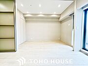 居室にはクローゼットを完備し、自由度の高い家具の配置が叶うシンプルな空間です。