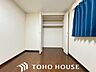 室内：この邸の特徴として、豊富な収納も魅力の一つです。居室だけでなく、家中の「あったら嬉しい場所」にしっかり収納が設けられたこだわりの設計が嬉しいですね。