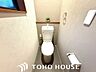 トイレ：いつでも快適に使える、温水洗浄便座付きのトイレ。清潔感のある落ち着いたトーンでまとめられたリラックス空間です。上部にはトイレットペーパーなどを収納できるスペースを設け、実用性にも配慮しています。