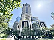 季節感を演出する多彩な樹木と豊かな彩りが重なり、四季折々の変化を楽しめる心地よい場所となることでしょう。時間の経過と共に味わいが出る素敵な空間へ。