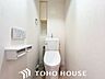 トイレ：ホワイトを基調とした、清潔感あふれるシンプルなトイレ空間。限られたスペースながらも、お手入れのしやすい床材やクロスが採用されており、日々の掃除がスムーズに行える機能的な造りに仕上がっています。