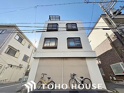 外観:陽光を効率よく取り込めるよう、窓の配置や建物の形状に配慮された設計。外からの視線を適度に遮りながらも、室内に明るい光と心地よい風を届ける工夫が外観デザインからも見て取れます。 外観:陽光を効率よく取り込めるよう、窓の配置や建物の形状に配慮された設計。外からの視線を適度に遮りながらも、室内に明るい光と心地よい風を届ける工夫が外観デザインからも見て取れます。