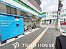 周辺：ファミリーマート服部駅前店 徒歩7分。 500m
