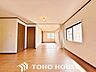 リビング/ダイニング：お洒落な内装と調和する、落ち着いたカラーで統一されたスタイリッシュな空間。ベースがシンプルなデザインのため圧迫感を感じにくく、合わせる家具によって多様な雰囲気を演出できます。