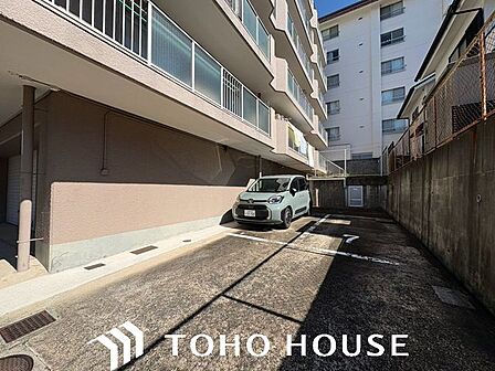 敷地内駐車場です。大切なお車を身近に停めておけるので防犯面でも安心。空き状況や車種制限についてはお気軽にお問い合わせください。