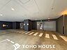 駐車場：前面道路からの見通しが良く、お車の出し入れがスムーズに行える駐車スペース。ゆとりある設計のため、日々の送り迎えや荷物の積み下ろしも快適に行うことができ、ゆとりある暮らしをサポートします。