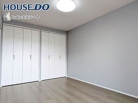 □■洋室■□バルコニーに面した5.6帖の洋室です♪通風・採光共に良好な上、クローゼット2つ付き!
