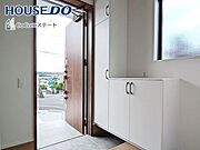 □■玄関■□いつでもスッキリとした玄関でお出迎え♪散らかりがちな玄関がスッキリ片付く収納力の高い玄関収納が備え付けられてます。