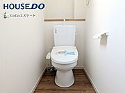 □■トイレ■□温水洗浄便座付きトイレ♪冬場や冷え込む時期にもお尻を温かく快適に保ちます。また、汚れにくく掃除しやすい設備です。