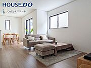 □■リビング■□大切な家族が集まるからこそLDKにはこだわりたいですね。窓が多い設計は様々な角度から光を取り込めるこだわりの間取りです。