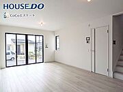 □■リビング■□大切な家族が集まるからこそLDKにはこだわりたいですね。窓が多い設計は様々な角度から光を取り込めるこだわりの間取りです。