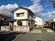 爽やかなホワイトの外壁が印象的な、明るく親しみやすい外観です！