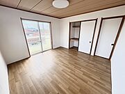 ◆2F洋室｜バルコニーにつながる大きな窓から陽光をたっぷりと取り込みます♪