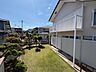 外観：緑の植栽が映える外観