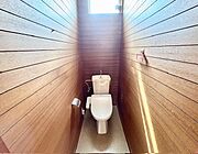 2階にもトイレがあり、忙しい朝や夜間も便利