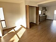 【リビング】自然光差し込み照明無しでも明るい！経済的なおうちです♪※リフォーム後の写真です