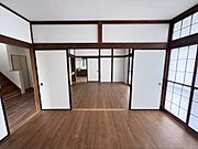 【1階洋室】1階の洋室は続き間になっています♪襖を外して約16帖の広々リビングとしてもお使いいただけます♪