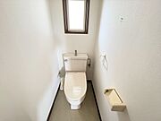 【トイレ】1・2階にトイレあり。階段を降りなくてもいいので便利です！
