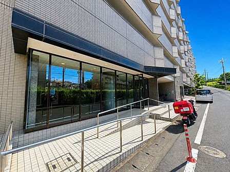 マンションの外観です。タイル張りの落ち着いた外壁で駐車場も敷地内に完備。梶が谷駅徒歩10分、周辺にはスーパーやコンビニも揃う暮らしやすい立地です。