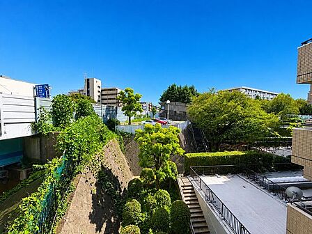 バルコニーからの眺望です。周辺は緑も多く、開放感のある景色をお楽しみいただけます。