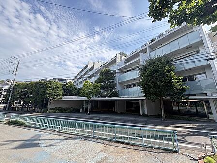 落ち着いたデザインの外観が印象的なマンションです。敷地内は植栽も丁寧に整えられ、管理体制の良さが感じられます。街並みに調和した佇まいが魅力です。