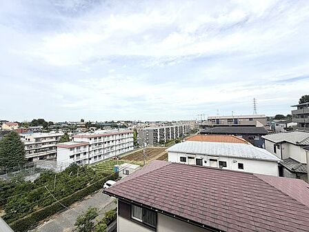 眺望前面を遮る建物もないため、季節を通して開放的な眺望を楽しめる住戸です。リビングからの眺めにもつながる魅力です。住まいの心地よさにつながる眺めです。