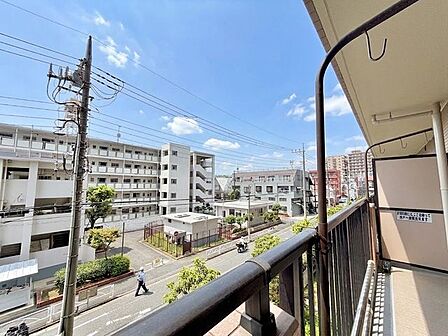 眺望バルコニーは南向き約11.56m2です。開けた方角のため、日中は明るい陽射しを取り込めます。前面の見通しも良好な立地です。季節ごとの景色の変化も楽しめるバルコニーです。