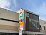 周辺：ヨークマート妙蓮寺店まで徒歩3分。ーパーが徒歩3分の距離にあり、夕食の食材を思い立ったときにすぐ買いに行けます。仕事帰りのお買い物にもありがたい立地です。 180m