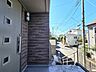 その他：エントランス屋根付きの玄関ポーチは、雨の日の出入りや荷物の受け取りもしやすい造りです。タイル貼りの床とレンガ調の外壁が、落ち着いた印象のエントランスを演出しています。