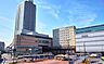 周辺：鶴見駅(JR東日本 鶴見線) 鶴見駅（JR鶴見線）まで徒歩11分。京浜東北線も利用でき、横浜方面や都内方面へのアクセスに便利です。駅周辺には商業施設も集まり、お買い物にも嬉しい環境です。 830m