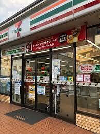 セブンイレブン横浜矢向6丁目店 徒歩2分の近さにあるコンビニエンスストアが、日々のちょっとした入用をスマートに解決。深夜や早朝の急なお買い物にも焦らず対応でき、アクティブに活動するご家族の毎日を便利…