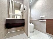 2026年6月全面リフォーム済みの水回り空間。洗面・トイレともに新規交換済みで、上質な住まいにふさわしい清潔感ある環境が整っています。