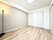 木目調の建具が温かみを演出する居室です。リビングとのつながりを感じられる間取りで、寝室はもちろん書斎やワークスペースなどライフスタイルに合わせて活用できます。