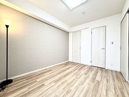 木目調の建具が温かみを演出する居室です。リビングとのつながりを感じられる間取りで、寝室はもちろん書斎やワークスペースなどライフスタイルに合わせて活用できます。