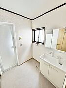 【リフォーム中：洋室】ゆとりのある洗面所ではお子様と並んで歯磨きもできます◎