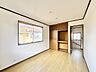 洋室：2階の洋室は収納付きで子ども部屋としても快適な広さを確保されています！※リフォーム後写真