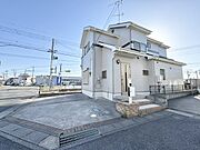 【外観】前面道路8m以上あるので、駐車が苦手な方でも安心です◎※リフォーム後写真
