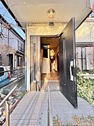 【玄関】雨の日も安心の屋根付き玄関♪モニター付インターホンで防犯も！※2026年3月撮影