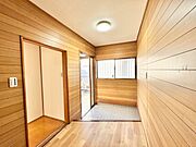 ◆玄関（リフォーム後）｜広々した明るい玄関。