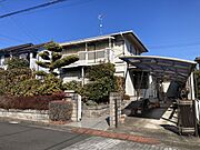 ◆外観（リフォーム中）｜シンプルでいつまでも飽きのこないデザインが特徴的♪