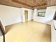 ◆リビング（リフォーム後）｜ナチュラルな質感で魅せる、くつろぎの時間。ゆっくりとした時間が流れるリビングで、家族だんらんのひと時をお過ごしいただけます。