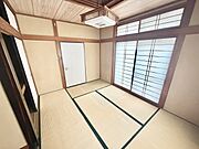 ◆1階和室｜6帖の和室です。リビングを通らなくても出入りができるので、客間にぴったり。押入れも付いていて収納にも困りません。