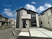 【外観】西南角地。モダンで落ち着きあるグレーの外観です※2026年2月撮影（1号棟）