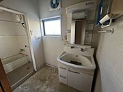 洗面室｜朝の準備もスムーズにできる、使いやすい洗面台付き（写真はリフォーム前です。残置物撤去は売主負担）