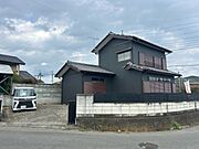 落ち着いた住宅街の一角に位置し、静かな暮らしを求める方におすすめです！※リフォーム前写真